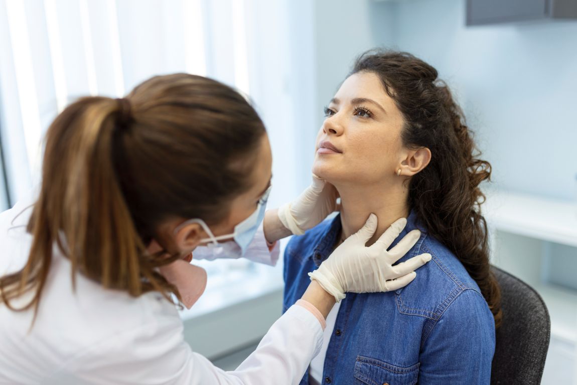 head-and-neck-cancer-evaluation physician evaluating patient for neck cancer